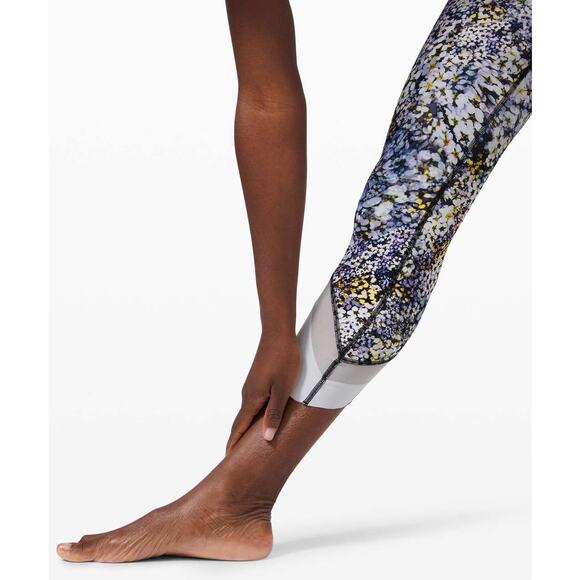 Lululemon Wunder Under Crop  Scallop Full-On Luxtreme 23"
Floral Size 6 - Picture 3 of 11
